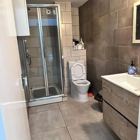 Near Finikoudes 15 * Lárnaka